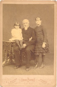 Gijsberta Johanna MG (1873-1947) en zusje Hermance Jacoba MG (1879-1961) en hun grootvader de Bie Luden